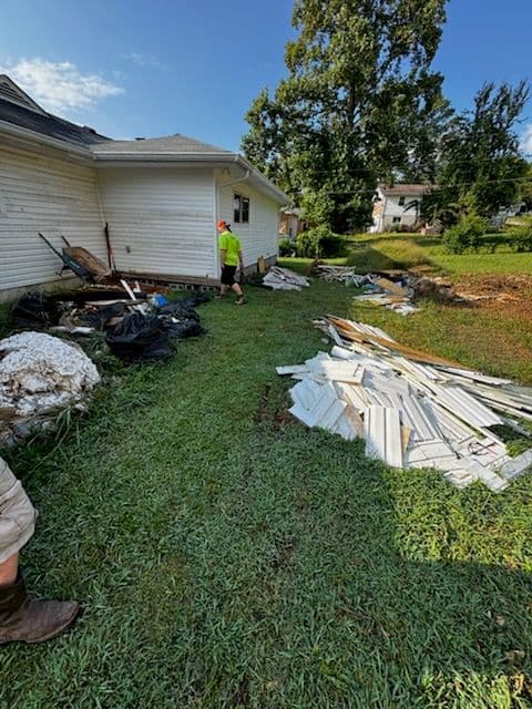 Gallery photos for Efficient Backyard Debris Removal Services: Image #1