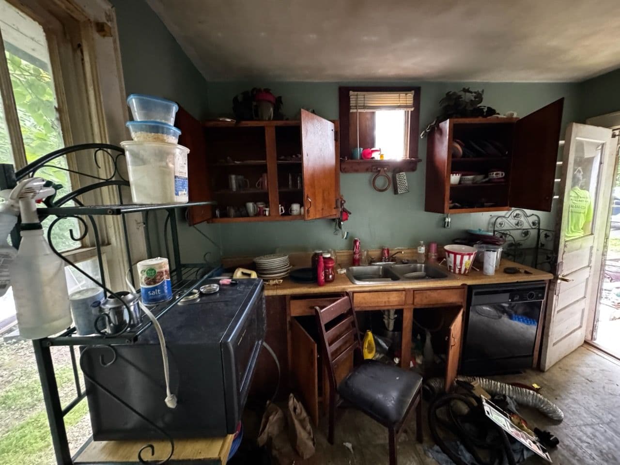 Gallery photos for Transform Your Home with Full Cleanout Services: Image #2